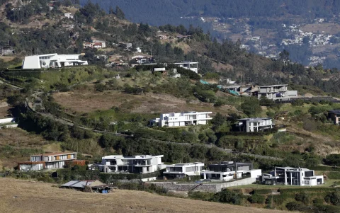 La expansión de construcciones ha disminuido la cobertura vegetal del Ilaló, considerado uno de los principales pulmones naturales del valle de Tumbaco.