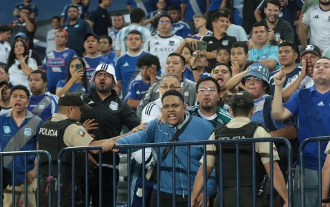 Hinchas de Emelec reclamaron a jugadores y cuerpo técnico luego de caer ante Aucas.