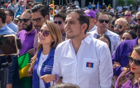 Giovanna Ubidia y Harold Burbano realizaron una marcha hasta el CNE de Pichincha.