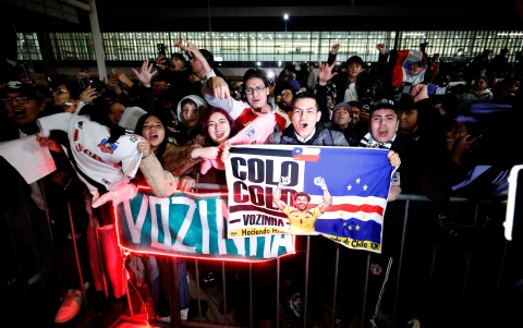 Hinchas del Colo Colo recibieron con cánticos y pancartas a Vozinha en el Aeropuerto Internacional Arturo Merino Benítez.