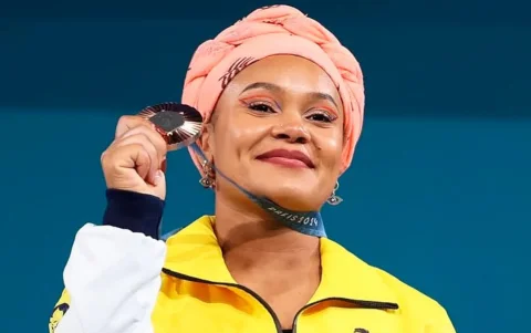 Neisi Dajomes posa con la medalla de bronce obtenida en los Juegos Olímpicos de París 2024.