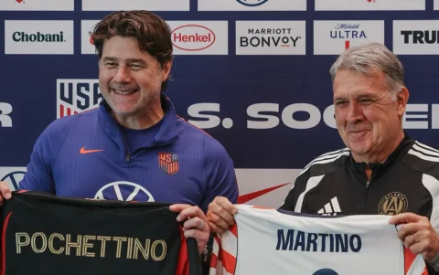 Mauricio Pochettino posa con la camiseta de la selección de Estados Unidos durante su presentación oficial como entrenador.