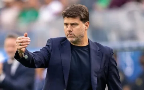 Mauricio Pochettino dirige a la selección de Estados Unidos desde el área técnica durante un encuentro oficial.