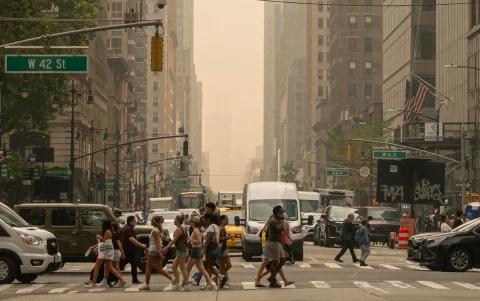 Una densa capa de humo procedente de los incendios forestales ha provocado una caída drástica en la calidad del aire en gran parte de Estados Unidos.