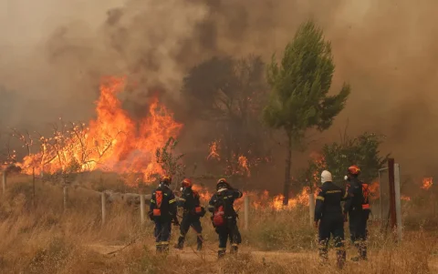 Los bomberos combaten un incendio forestal en la zona metropolitana de Megara, Ática, Grecia, el 2 de agosto de 2026.
