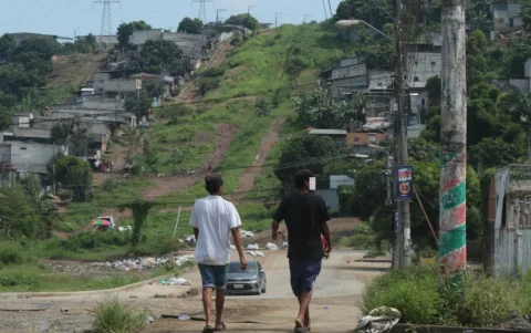 En el noroeste de Guayaquil, las bandas criminales reclutan a jóvenes del mismo barrio.