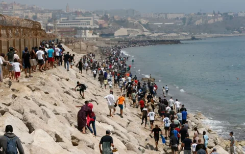 Más de sesenta mil personas cruzaron el espigón de El Tarajal, desde Marruecos hacia Ceuta, generando una de las crisis migratorias más grandes de España.