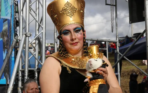 Elizabeth Chamorro junto a su cuy disfrazado como Cleopatra en Urbina.