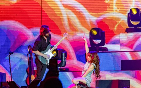 Brenda Asnicar interpretó versiones renovadas de sus mayores éxitos musicales ante un público entregado.