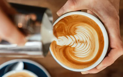 Latte art, una de las técnicas valoradas en las cafeterías de especialidad reconocidas a nivel mundial.