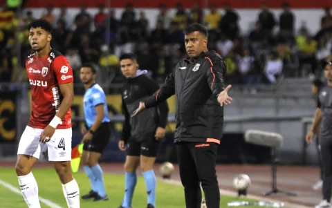 César Farías en la zona técnica de Barcelona en el empate 1-1 ante Leones.
