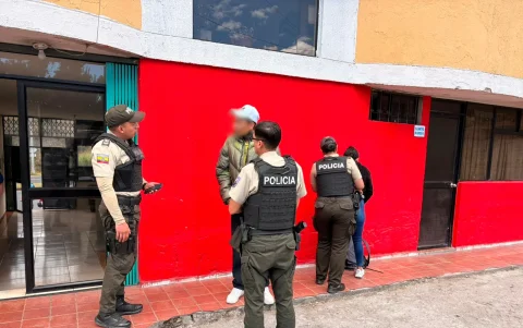 La Policía Nacional recopiló varios indicios dentro del hostal de Puengasí para esclarecer la muerte de una mujer.