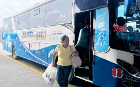 La cooperativa Santa Ana, de ruta Guayaquil-Samborondón, promociona conexión Wi-Fi en sus buses.