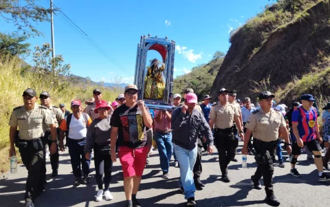 La devoción a la Virgen de El Cisne se manifiesta en actos previos a la romería a su santuario.