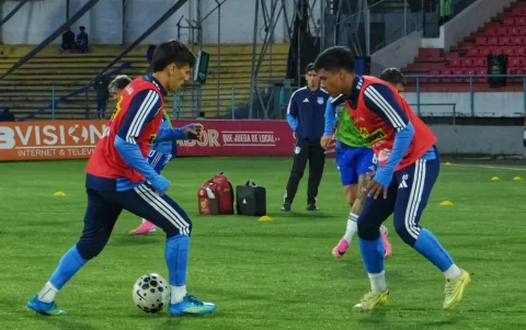 La plantilla de Emelec durante el canletamiento previo a un partido de LigaPro.