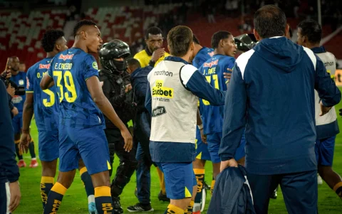 Jugadores del Delfín fueron a reclamar las decisiones arbitrales al terminar el partido ante Liga de Quito por la fecha 23 de la LigaPro 2026.