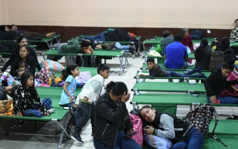 Personas descansan tras ser evacuadas este martes, en Alotenango al suroeste de Ciudad de Guatemala (Guatemala).