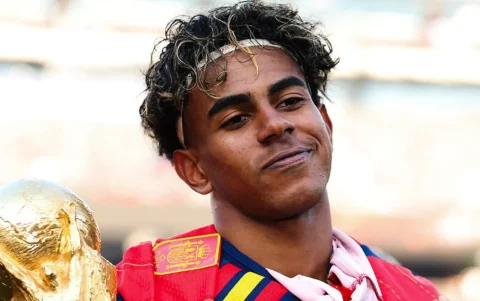 Lamine Yamal celebra la conquista del Mundial 2026 en el estadio MetLife de Nueva York.