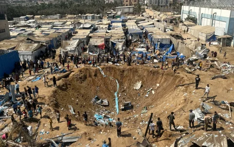Un bombardeo israelí contra un campamento para personas desplazadas en Deir el Balah, centro de Gaza, causa un cráter inmenso el 1 de agosto de 2026.