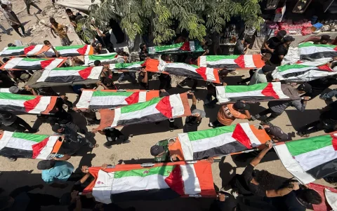 Entierro masivo en Gaza el 4 de agosto de 2026 de 112 miembros de una misma familia, recuperados de entre los escombros después de que el Ejército israelí bombardeara sus casas.