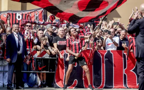 Personas asisten al funeral de Franco Baresi en la basílica de San Ambrosio, en Milán.