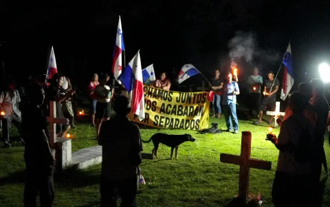 Vigilia en rechazo al decreto ejecutivo que ordena la clausura de los cementerios comunitarios este jueves, en la comunidad de Limón de Chagres (Panamá).
