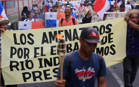 Personas se manifiestan contra el proyecto del embalse de Río Indio este lunes, en Ciudad de Panamá (Panamá).