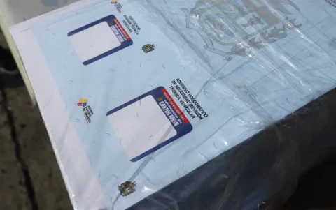 La Policía presentó certificados, sellos holográficos y materiales incautados durante el allanamiento.