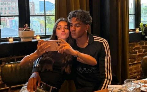 El jugador del Barcelona, de 19 años, compartió hace poco imágenes de su descanso junto a su familia y su pareja.