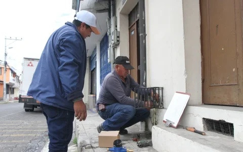 La ordenanza busca agilizar la instalación de medidores individuales de agua para mejorar el cobro de la tasa de basura en Quito.