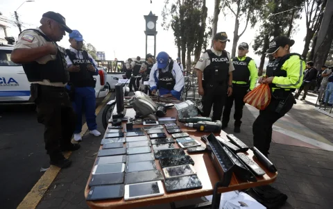 Evidencias. Durante el operativo decomisaron uniformes policiales, armas blancas, celulares, motocicletas y retuvieron un carro.