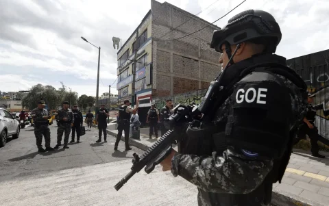 Operativo. Un centenar de policías recorrieron Chiriyacu, Las Cuadras, Villaflora, durante los primeros controles preventivos del operativo.