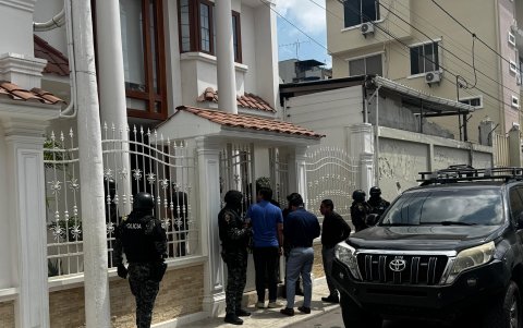 Agentes de la Fiscalía y de la Policía allanaron la vivienda del alcalde Darío Macas durante los operativos ejecutados el 6 de julio.