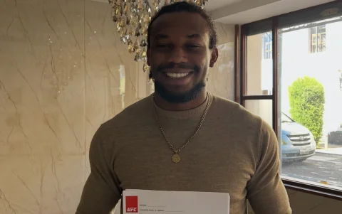 Mayton Perea sostiene el contrato que oficializa su participación en el Dana White's Contender Series.
