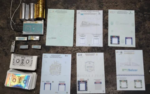 Policía Judicial detuvo a 10 personas en Guayaquil por presunta falsificación de documentos vehiculares.