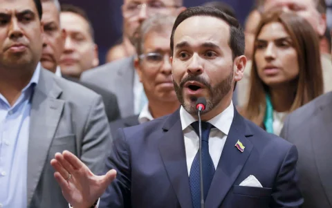 Entre el modelo Bukele y las sombras de su pasado, arranca en Colombia el gobierno de Abelardo de la Espriella.