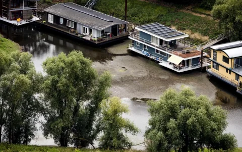 Vista aérea de casas flotantes varadas por los bajos niveles de agua en el río Waal en Nijmegen, Países Bajos