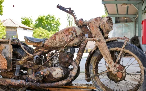 El bajo nivel del agua del río Danubio saca a al luz en Hungría una motocicleta militar alemana de la Segunda Guerra Mundial.