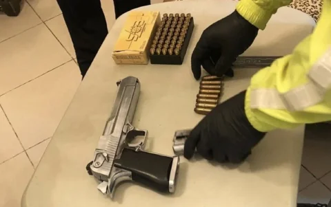 Según la Fiscalía, esta arma de fuego sin licencia fue hallada en el domicilio del expresidente Abdalá Bucaram, en 2020.