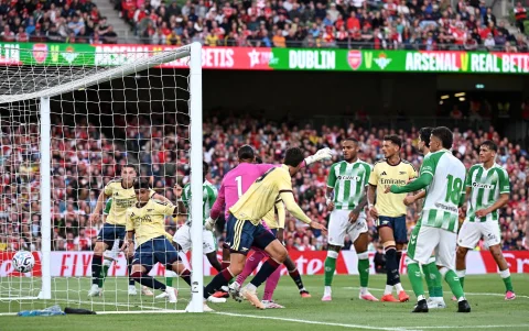 El momento en que Hincapié marcó el gol ante Real Betis.
