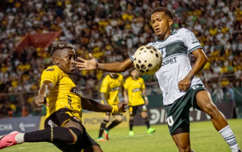 Bryan Carabalí (i.), jugador de Barcelona en el partido ante Liga de Portoviejo por Copa Ecuador.