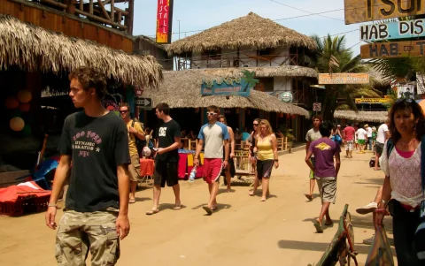 Turistas recorren las calles de Montañita, uno de los destinos más visitados de Ecuador durante los feriados. Imagen referencial.