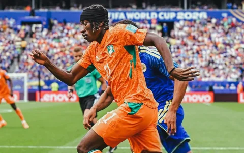 Yan Diomande disputa el balón durante un partido del Mundial de Estados Unidos, México y Canadá 2026 con la selección de Costa de Marfil.