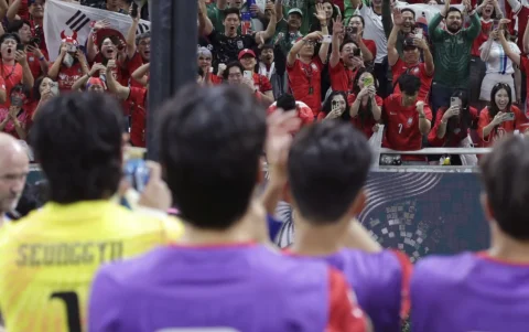 Aficionados de Corea del Sur alientan a su selección durante un compromiso internacional.