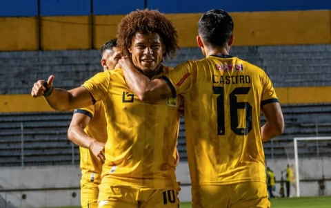 Erick Mendoza defendiendo los colores de Delfín SC antes de su llegada a Barcelona SC.