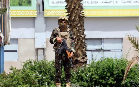 Un soldado hutí monta guardia en las inmediaciones del aeropuerto de Sana'a, en Sana'a, Yemen, el 5 de agosto de 2026.