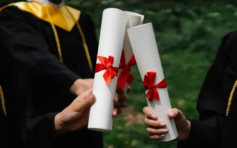 Los beneficiarios recibirán hasta 14.000 dólares para cubrir matrícula y colegiatura.