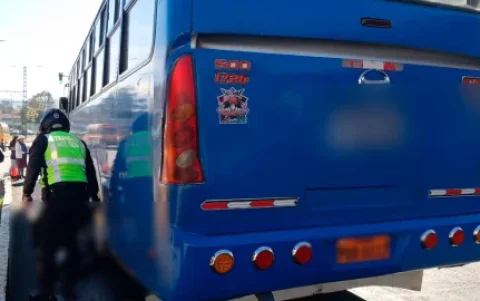 Una persona murió tras ser atropellada por un bus en la avenida Ajaví, sector Solanda, en el sur de Quito, este 6 de agosto