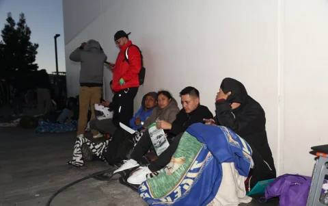 Desvelo. Carpas, cobijas y colchones marcaron la madrugada en la Plataforma Sur. Algunos usuarios acudieron nuevamente tras no conseguir un turno.