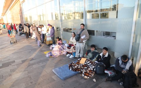 La ANT pide no madrugar, pero cientos de ciudadanos continúan haciendo largas filas en Quito para obtener un turno de licencia.
